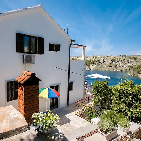 Bobovisca Na Moru 11901b Milna (Brac)