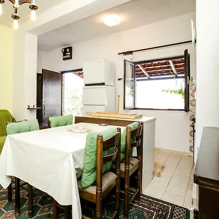 Bobovisca Na Moru 11901b Milna (Brac)